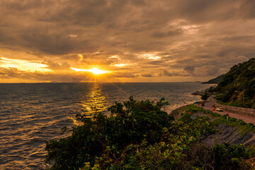 panoramic background of high mountain scenery, overlooking the atmosphere of the sea, trees and wind blowing in a cool blur, spontaneous beauty