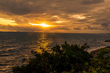 Naklejka premium panoramic background of high mountain scenery, overlooking the atmosphere of the sea, trees and wind blowing in a cool blur, spontaneous beauty