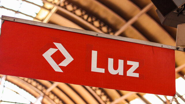 Placa de identifica&ccedil;&atilde;o na esta&ccedil;&atilde;o de trem cptm da LUZ. Foto feita em S&atilde;o Paulo, SP, Brasil em 14 Junho 2024