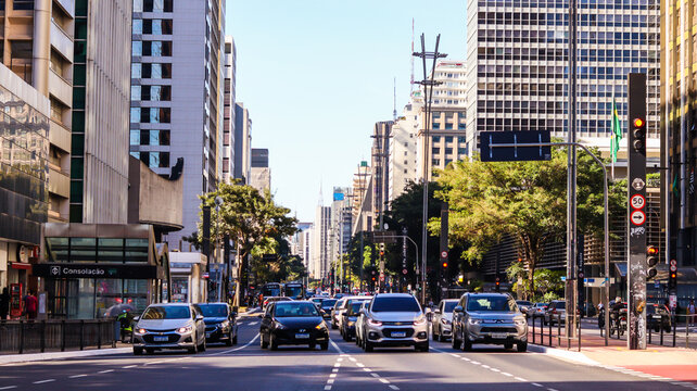 Carros parados no tr&acirc;nsito da avenida paulista. Foto feita em S&atilde;o Paulo, SP, Brasil em 28 Junho 2024