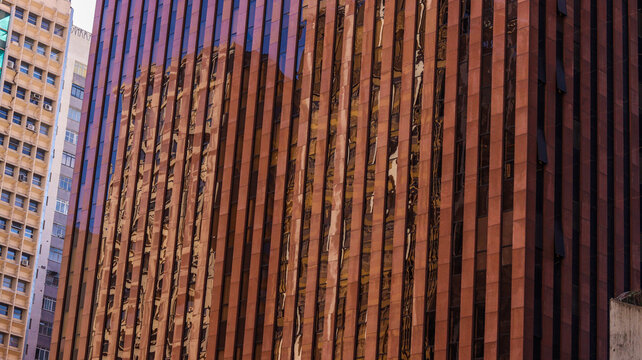 Pr&eacute;dios espelhados em uma fachada predial no Brasil