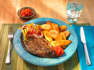 grilled fish+plantains, Fisch, Kochbananen, blauer Teller, afrikanische Küche, Ghana, gegrillter Fisch,
