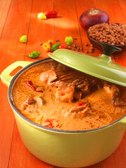 Sauce Arachide, Sauce Arachide in gruenem Kochtopf mit Zutaten auf rustikalem Holzfond, Ghana, westafrika, afrikanisches Essen, 