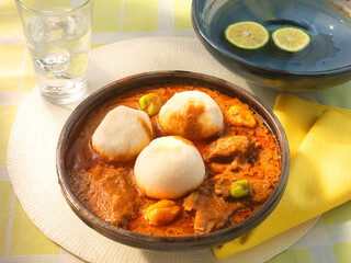 Sauce Arachide, Sauce Arachide in rustikaler Schale auf gedecktem Tisch mit rundem Tischset, Fufu, Ghana, Afrika,