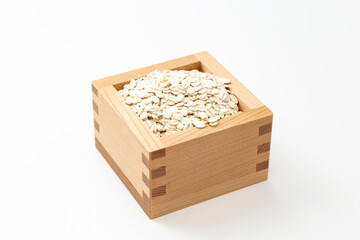 白背景にプレスした大麦。