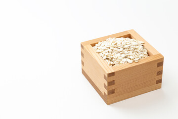 白背景にプレスした大麦。