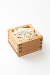 白背景にプレスした大麦。