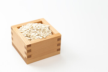 白背景にプレスした大麦。