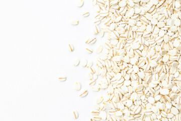 白背景にプレスした大麦。