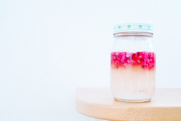 白背景にパン作り用のピンク色のボリジの花の自家製天然酵母液