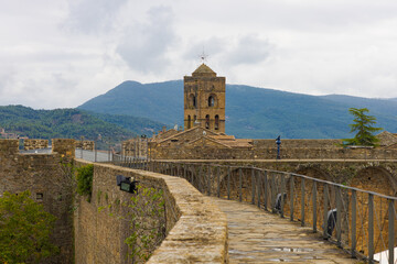 Las murallas del castillo de Ainsa, Aragón, España, ofrecen una vista impresionante del campanario de la iglesia de Santa María. 