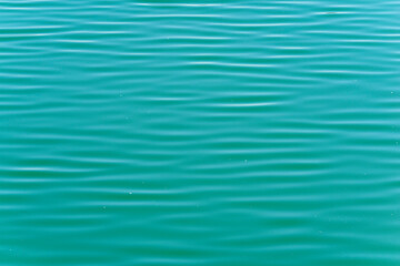 Ondas de agua en la superficie de un lago de diferentes tonalidades de color, textura