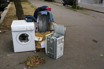 Dépôt sauvage d'électronicien-ménager sur le trottoir
