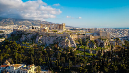 Obraz premium Aerial view of the Acropolis of Athens. Great tourist cultural heritage immersed in the capital city of Greece. archaeological remains of ancient Greece that attract tourists traveling to Greece 