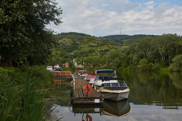Naklejka premium Lakeside pier with boats