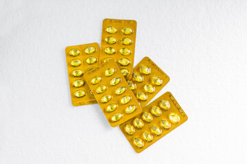 Paquetes de pastillas de vitamina E sobre fondo blanco