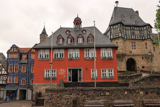 Romantisches Idstein im Taunus; K&ouml;nig-Adolf-Platz mit Schiefem Haus, Rathaus und Kanzleitor