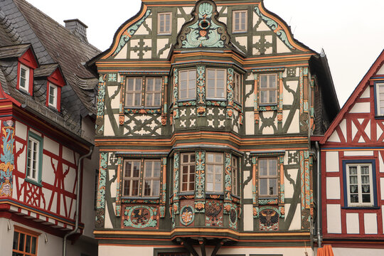 Zierreiches Fachwerk in Idstein; Schnitzfassade des Killingerhauses am K&ouml;nig-Adolf-Platz