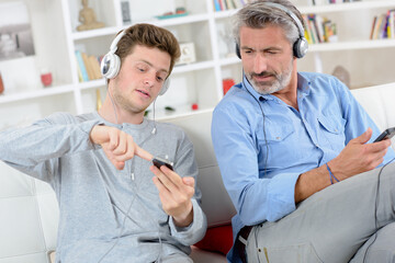 Obraz premium father and son showing the playlist