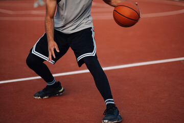Naklejka premium Player in action with basketball