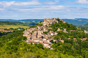 Obraz premium Village médiéval de Cordes-sur-Ciel, parmi les plus beaux de France, depuis la colline du Pied Haut