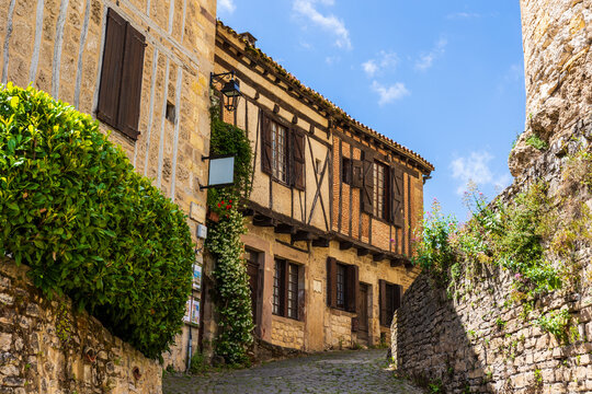 Fa&ccedil;ade en pans-de-bois d&rsquo;une maison dans le village m&eacute;di&eacute;val de Cordes-sur-Ciel