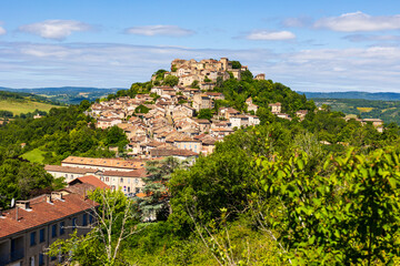 Village médiéval de Cordes-sur-Ciel, parmi les plus beaux de France, depuis la colline du Pied...