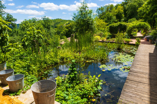 Jardin des Paradis, &eacute;crin de verdure dans le village m&eacute;di&eacute;val de Cordes-sur-Ciel