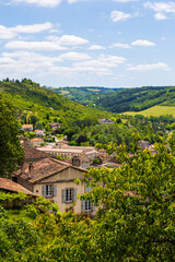 Paysage sur le bas du village médiéval de Cordes-sur-Ciel et la campagne environnante depuis les hauteurs