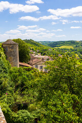 Fototapeta premium Paysage sur le bas du village médiéval de Cordes-sur-Ciel et la campagne environnante depuis les hauteurs