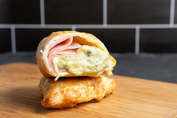 empanada de jamon y queso recien horneadas