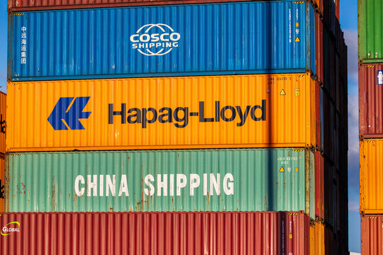 Seecontainer im Container-Terminal des N&uuml;rnberger Hafen von der Reederei Hapag-Lloyd und  der China Shipping Container Lines (CSCL) bevor diese in COSCO umbenannt wurde.