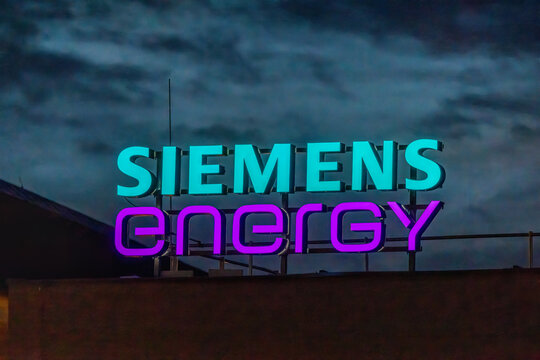 Beleuchteter Schriftzug Siemens energy der Siemens Energy AG am Standort N&uuml;rnberg bei Nacht.