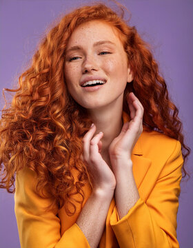 modella in posa capelli rossi ricci lentiggini bellezza moda colorata 