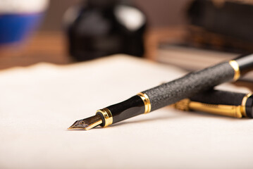 Naklejka premium Fountain pen, beautiful details of an old fountain pen, selective focus.