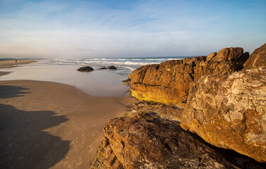 rocha e a praia do Santinho no pôr-do-sol da cidade de Florianópolis Santa Catarina Brasil