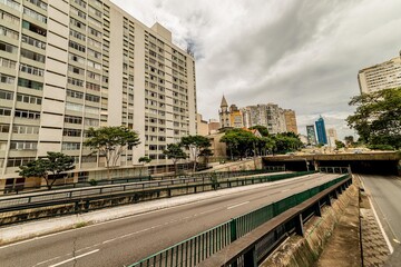 Prédios, viaduto e céu nublado na cidade de São Paulo. 