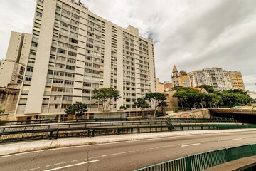 Prédios, viaduto e céu nublado na cidade de São Paulo. 
