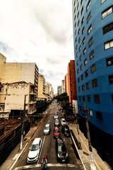 Ruas e avenidas cercadas de pr&eacute;dios no centro da cidade de S&atilde;o Paulo. 