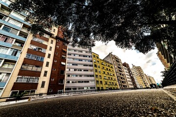 Prédios de paredes coloridas ao lado de viaduto no centro da cidade de São Paulo. 