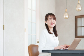 オフィスでパソコンを使うビジネスマン