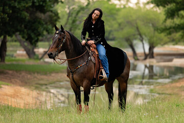 Obraz premium Cowgirl riding a bay roan
