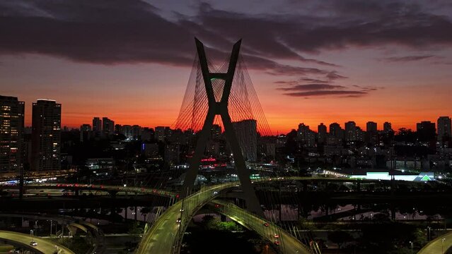 Timelapse on the Oct&aacute;vio Frias de Oliveira Bridge during twilight, in the neighborhood of Brooklyn - S&atilde;o Paulo, Brazil - S&atilde;o Paulo, Brazil