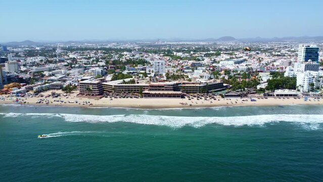 Toma de Dron de playa en Mazatl&aacute;n, Sinaloa, M&eacute;xico con parachute
