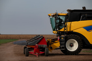 Maquinaria agrícola usada para siembra o cosecha, anexando rastrillo para trilla
