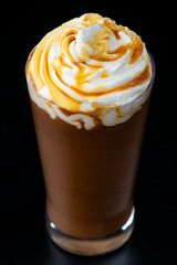 黒背景にキャラメルフラッペ