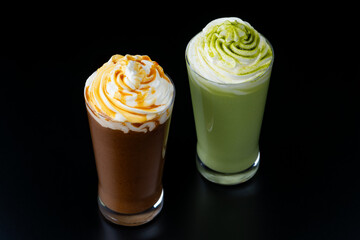 黒背景にキャラメルフラッペと抹茶フラッペ