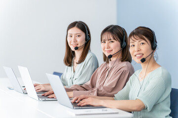 インカムをつけてコールセンター・テレアポ・ビデオチャットをするのビジネスウーマン・女性
