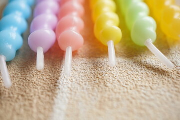 ケーキに飾るカラフルなキャンドル