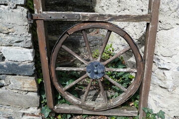 Obraz premium Antique wagon wheel used as decoration gate